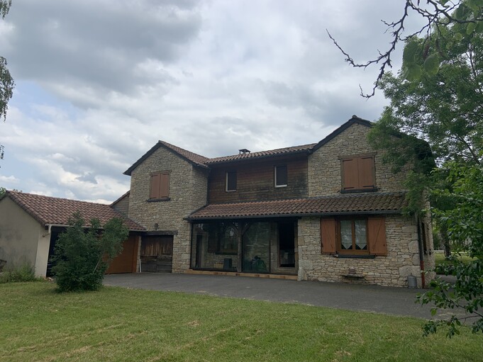 Maison avec piscine et dépendance